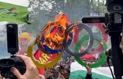 Протестующие в Париже сожгли "олимпийские кольца"